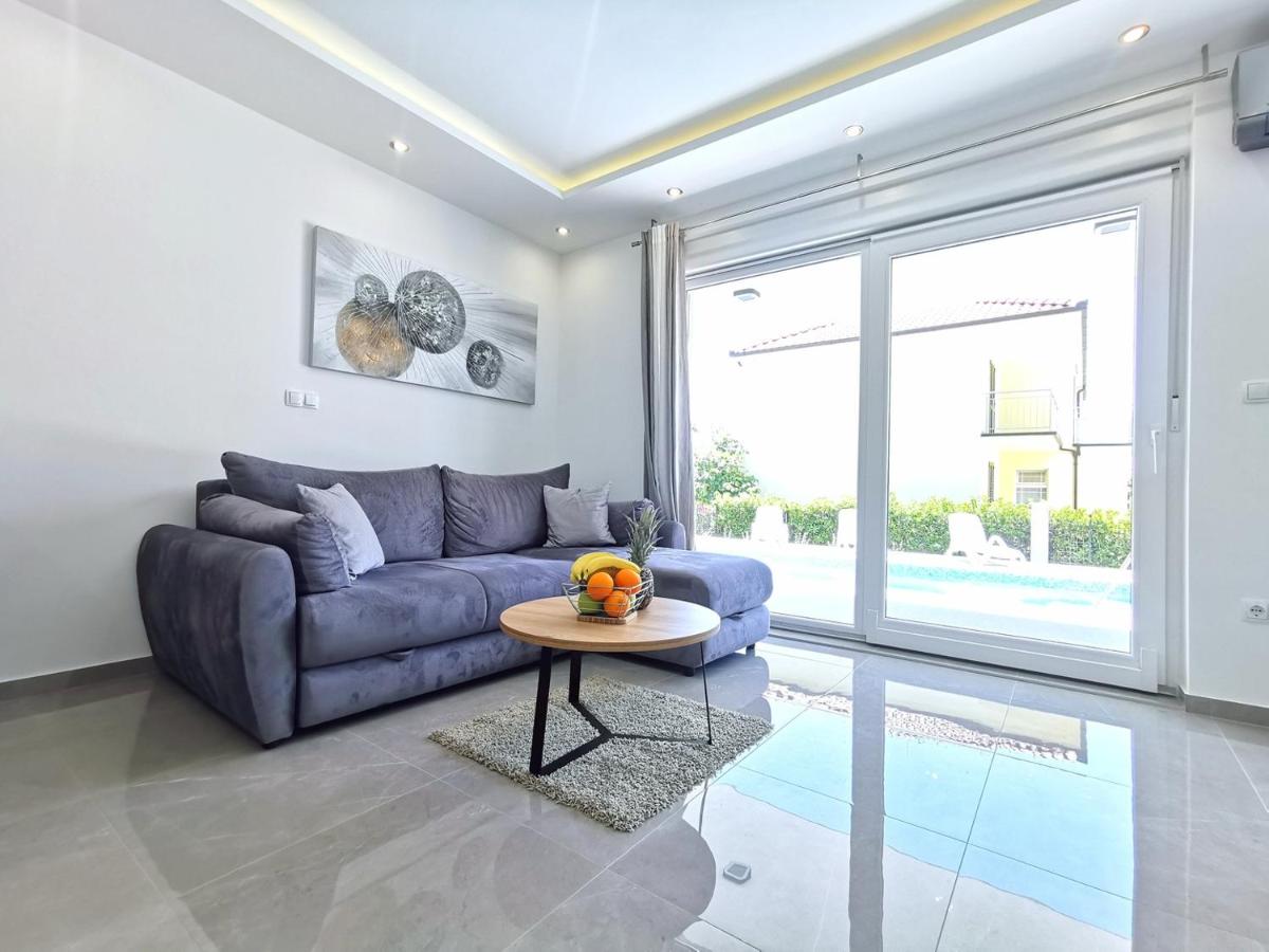 Seka apartments with a pool - Housity