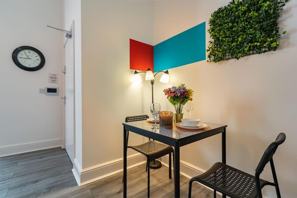 Jesouth Gorgeous Inn Open Plan Striking Splashy Flashy Wifi - Housity