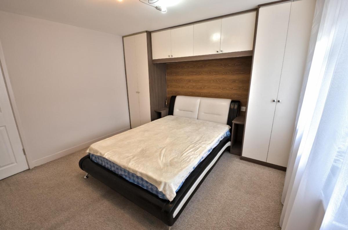 Apartment Sleeps 4 with Riverside Access - Housity