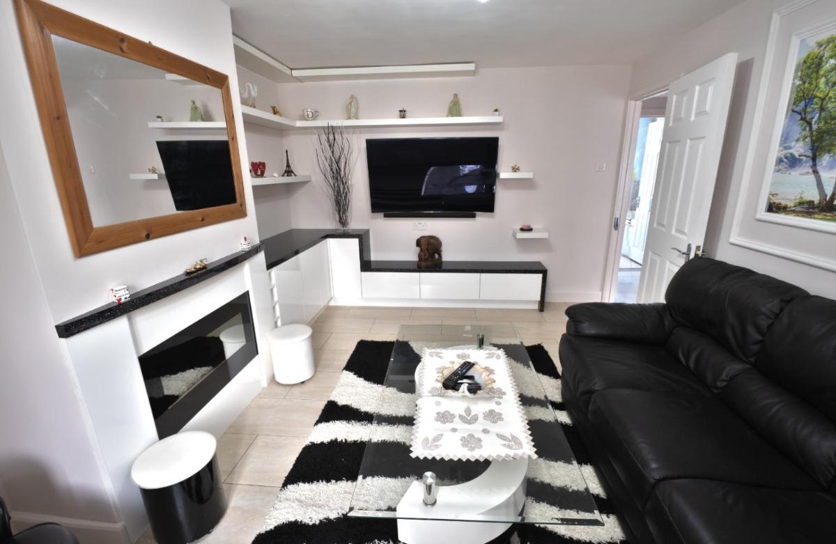 Apartment Sleeps 4 with Riverside Access - Housity