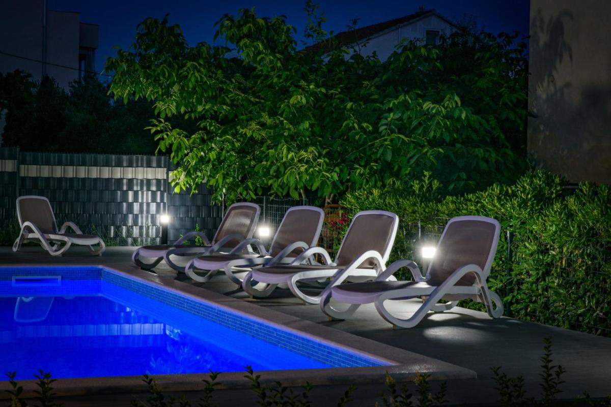 Seka apartments with a pool - Housity