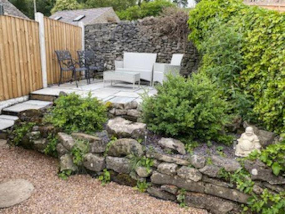 Chimney Pots - Log burner/gas, central village, Walks, pubs, views - Housity