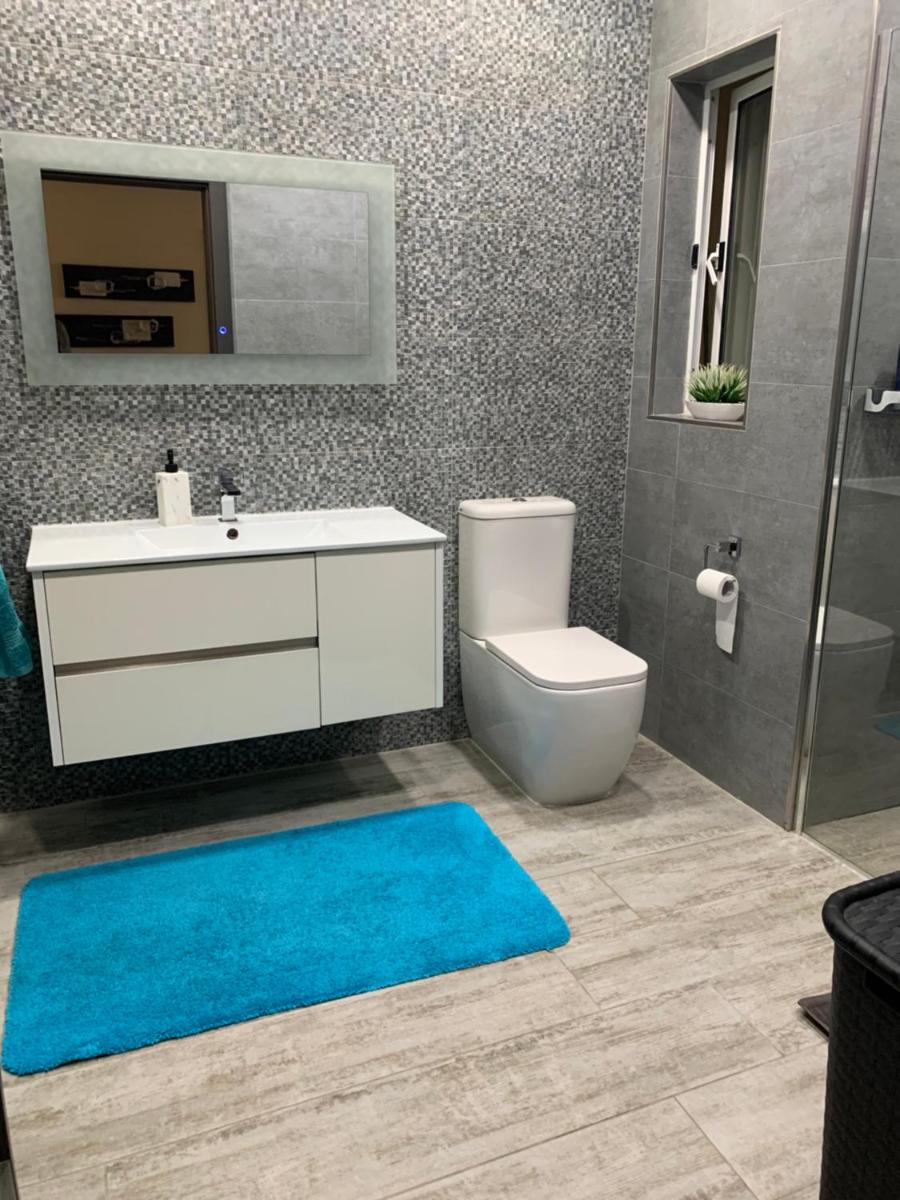 Modern 1 Double bedroom and private bathroom - Housity