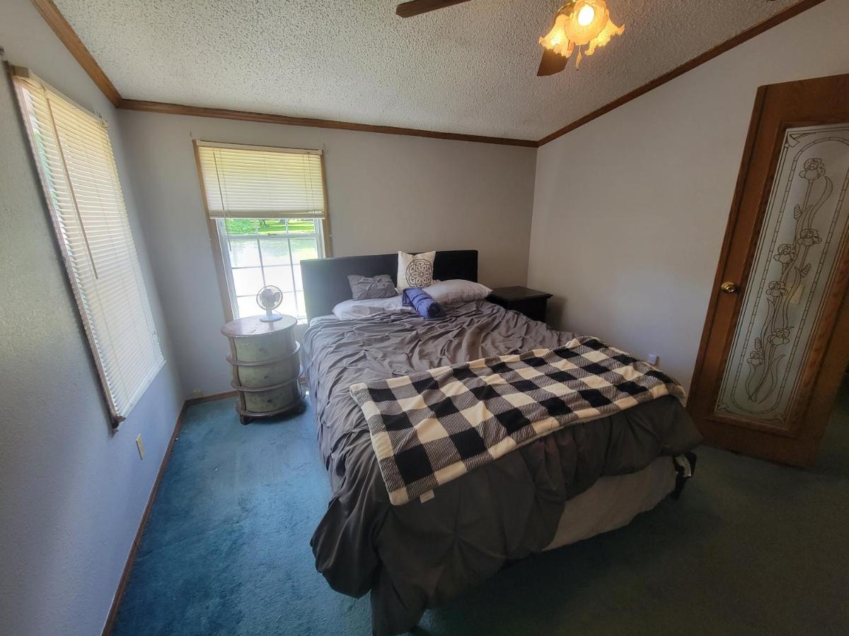 Camp Not Found - 3 Queen Bedrooms by the lake - Housity