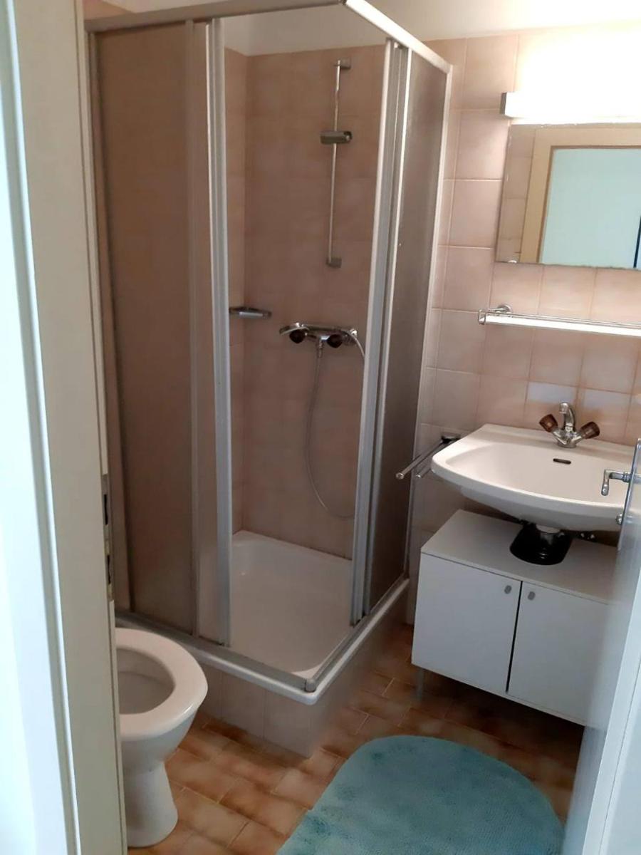House close to Salzburg only 1 bedroom queen bed and bath, shared kitchen and living space - Housity