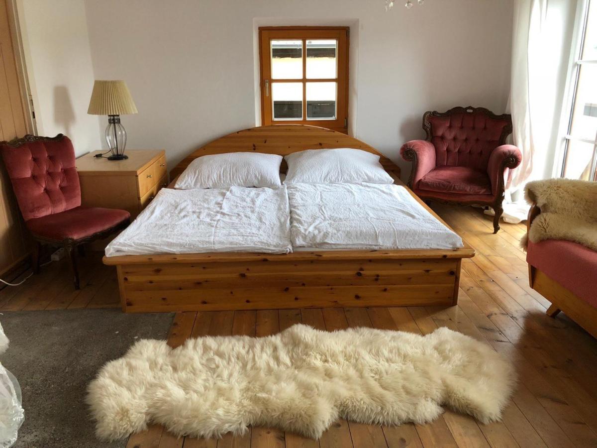 House close to Salzburg only 1 bedroom queen bed and bath, shared kitchen and living space - Housity