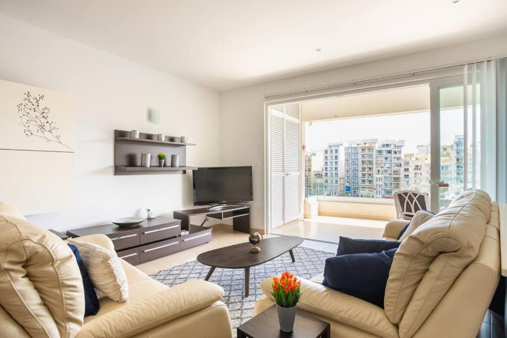 Exquisite 2-Bedroom Seafront Apartment in Spinola Bay - Housity
