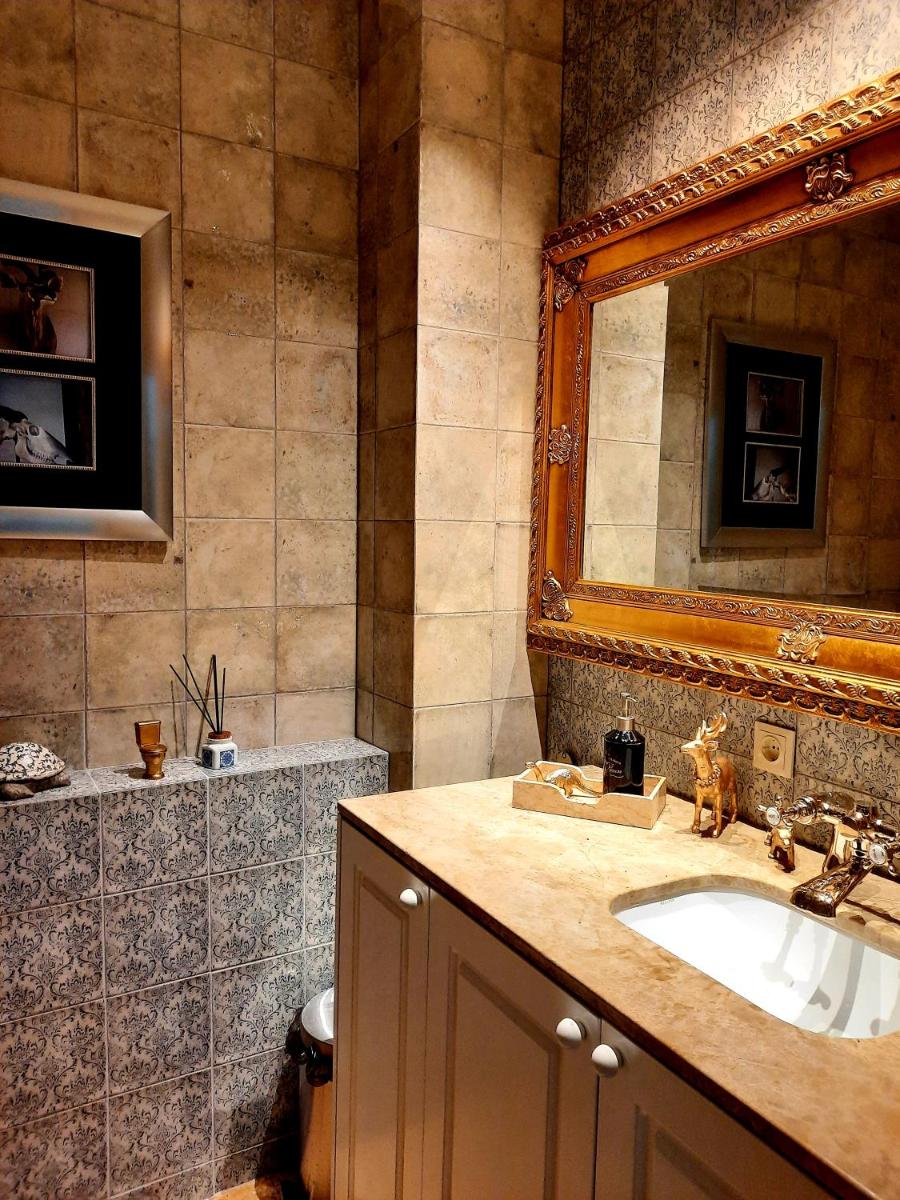 Lake & Library Hotel - Housity