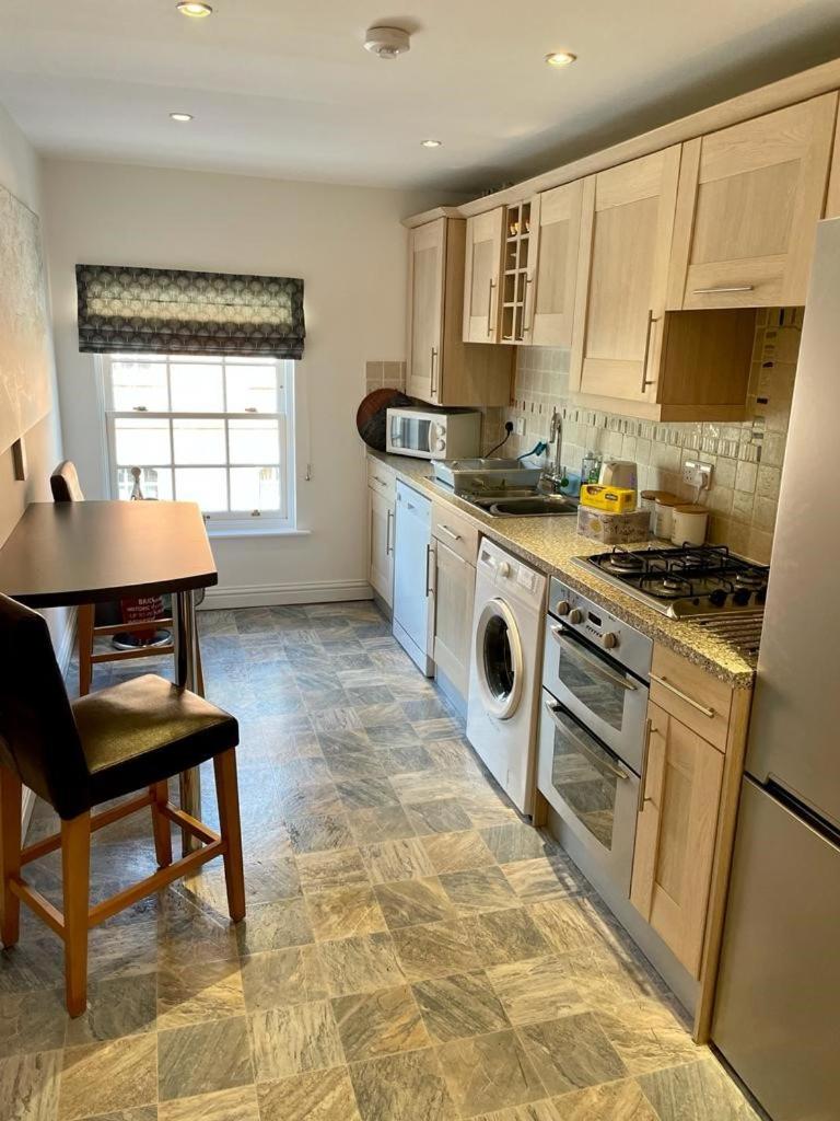 The Knots-Spacious 3 bedroom apartment in Bridport - Housity