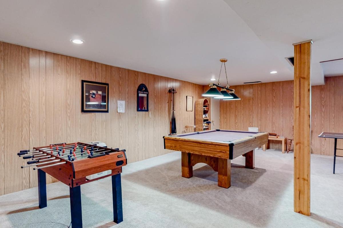 Lakefront Hideaway - Housity