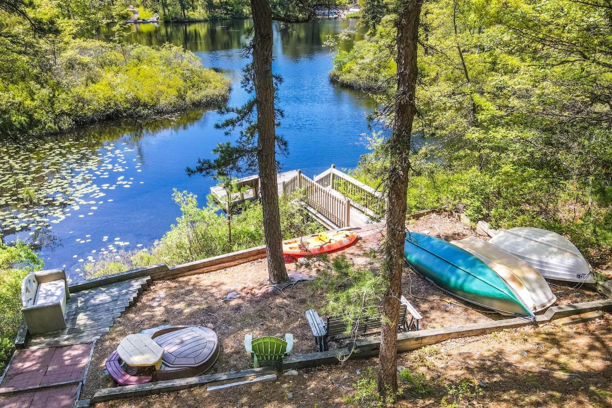 Lakefront Hideaway - Housity