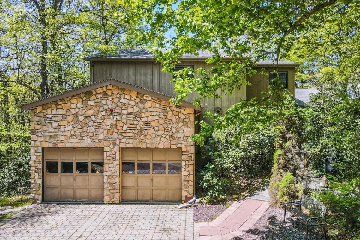 Lakefront Hideaway - Housity