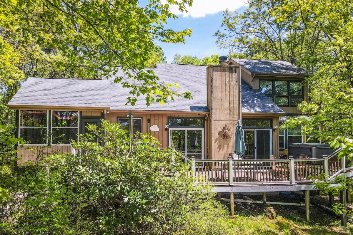 Lakefront Hideaway - Housity