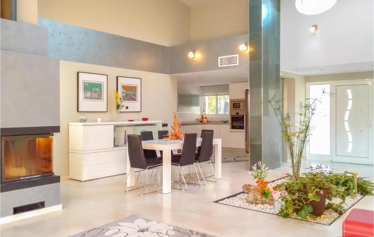 3 Bedroom Stunning Home In Cabra Del Camp - Housity
