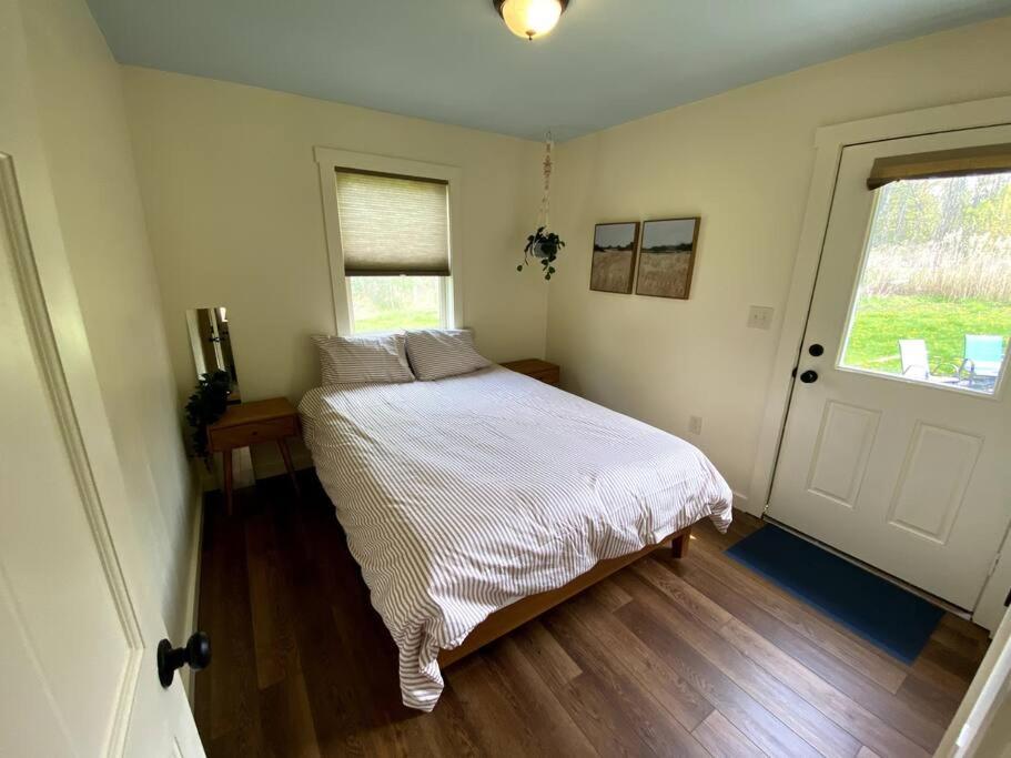 Cozy Cabin w/ 10 Min Walk to Downtown Catskill - Housity