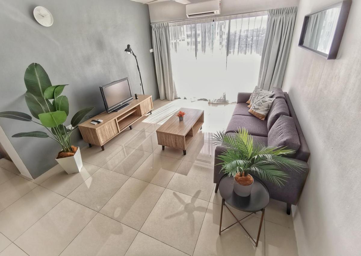 Manhattan Condo 8-11pax (2min to Aeon & Lotus) - Housity
