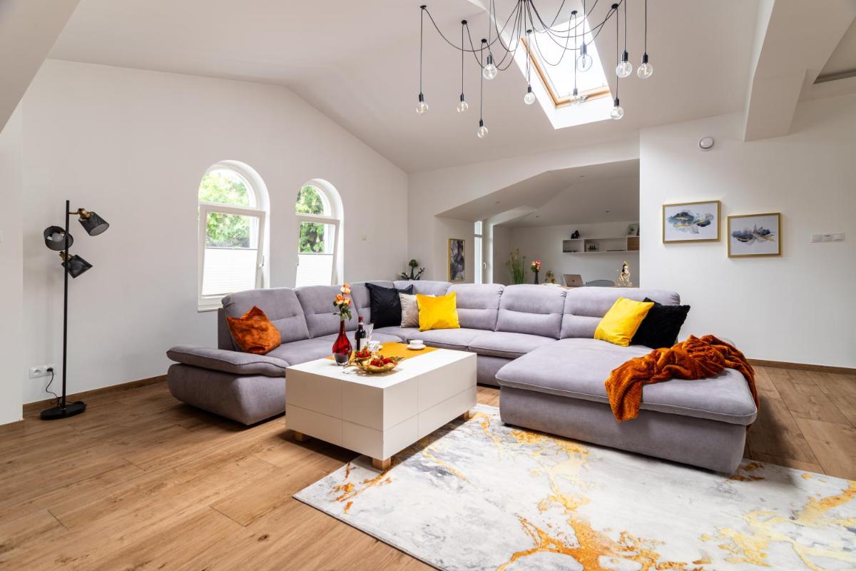 Victus Spacious Apartments in the City Center by Noclegi Renters - Housity