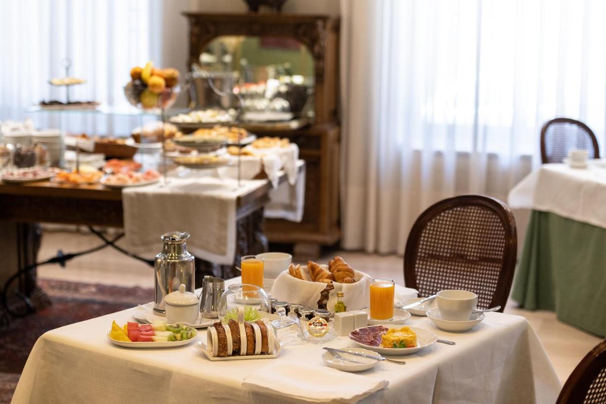 Comida en o cerca de este hotel