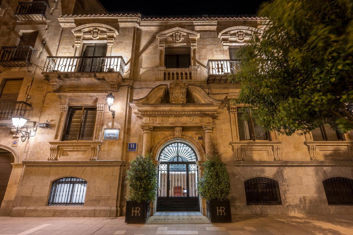 Fachada o entrada de Hotel Rector