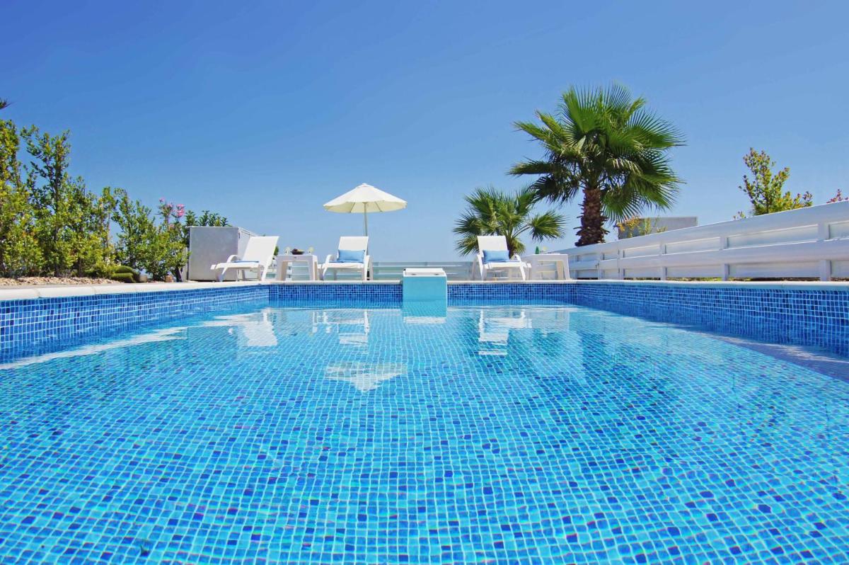 Villa Ivory - Seafront - Housity