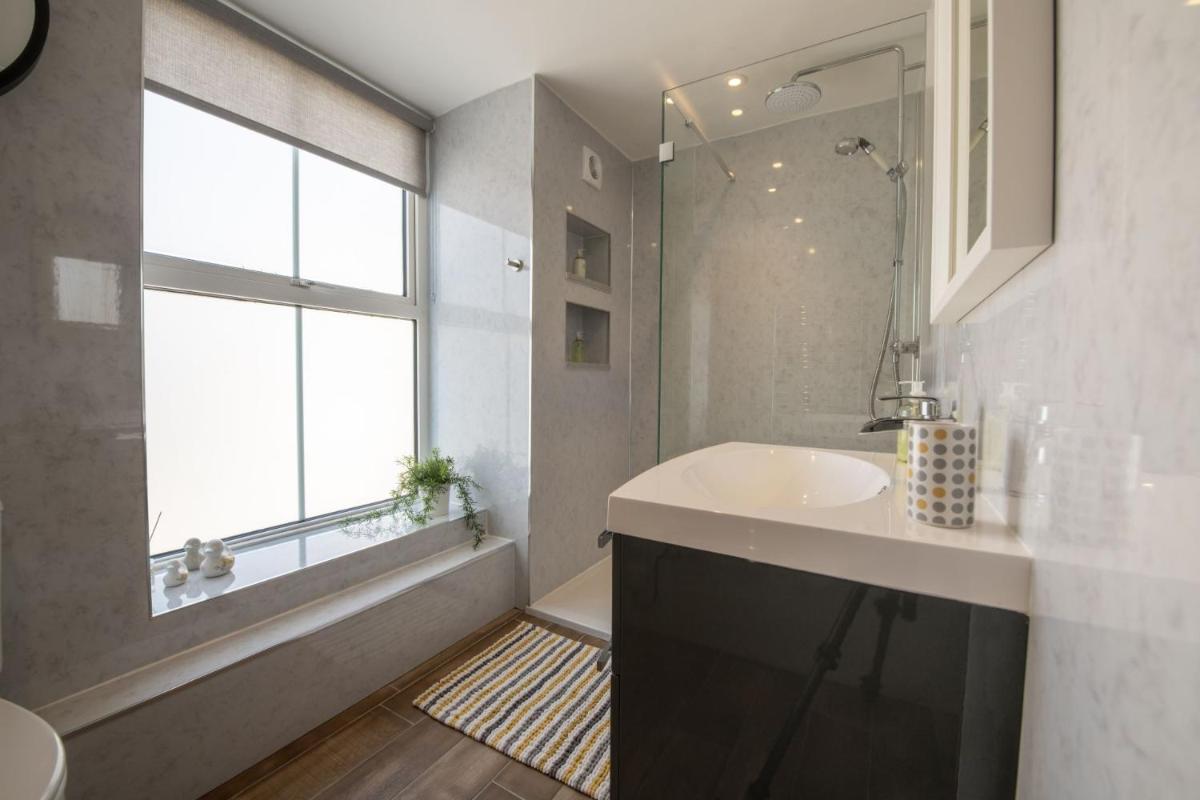 Brook House - Housity