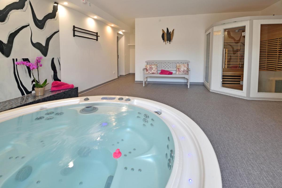 un jacuzzi au milieu d'une pièce dans l'établissement Golfe Hôtel & Spa Porto-Vecchio, à Porto-Vecchio