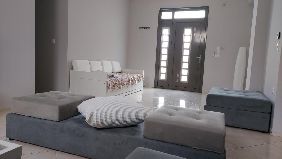 Gianni & Sophia airport house - Housity