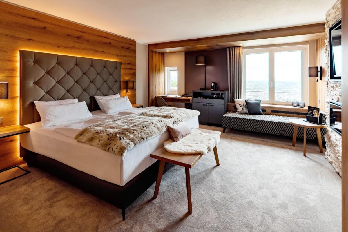 Ein Bett oder Betten in einem Zimmer der Unterkunft Burghotel Staufeneck