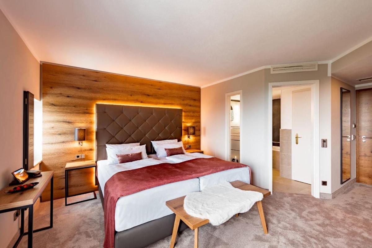 Ein Bett oder Betten in einem Zimmer der Unterkunft Burghotel Staufeneck