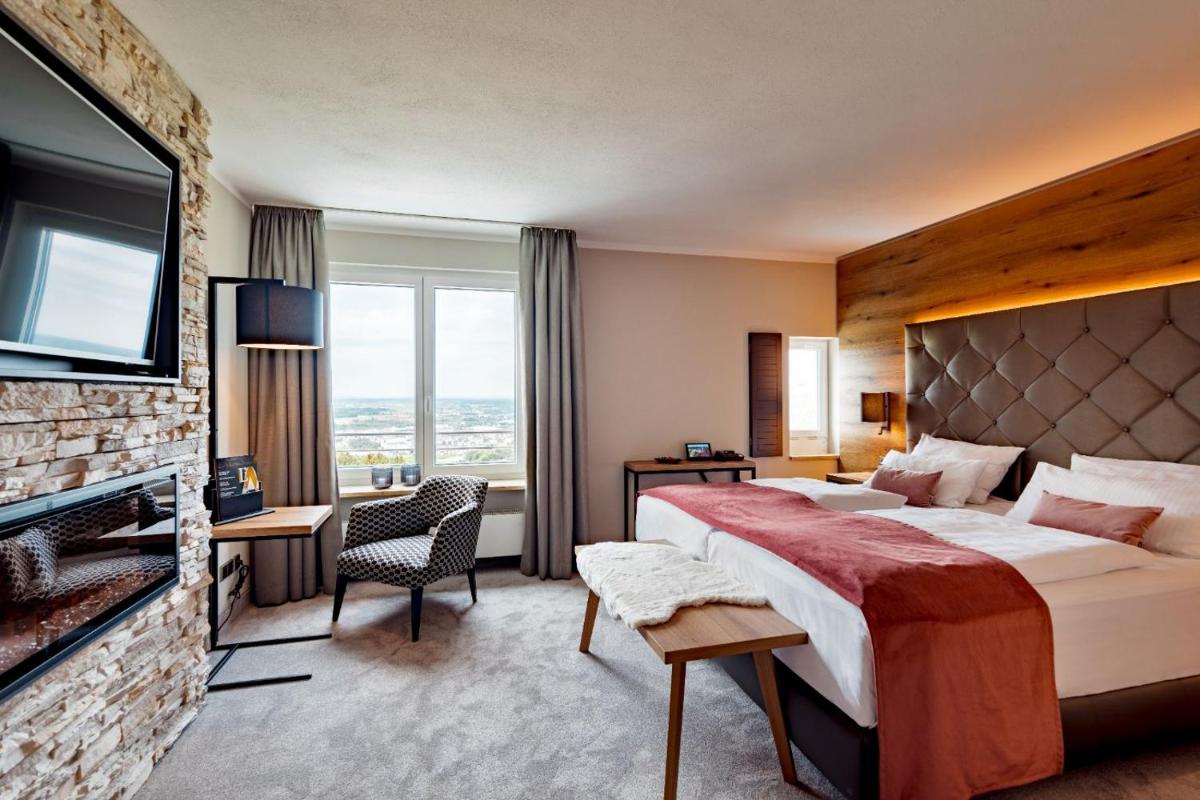 Ein Bett oder Betten in einem Zimmer der Unterkunft Burghotel Staufeneck