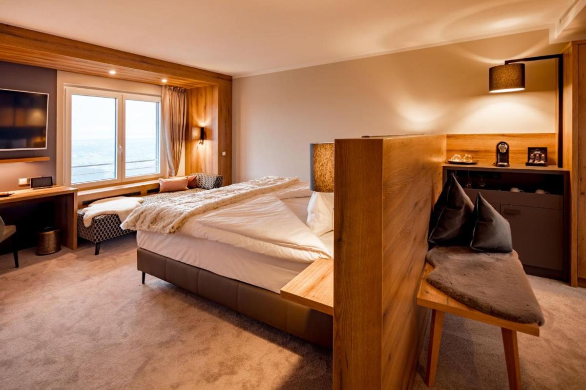 Ein Bett oder Betten in einem Zimmer der Unterkunft Burghotel Staufeneck
