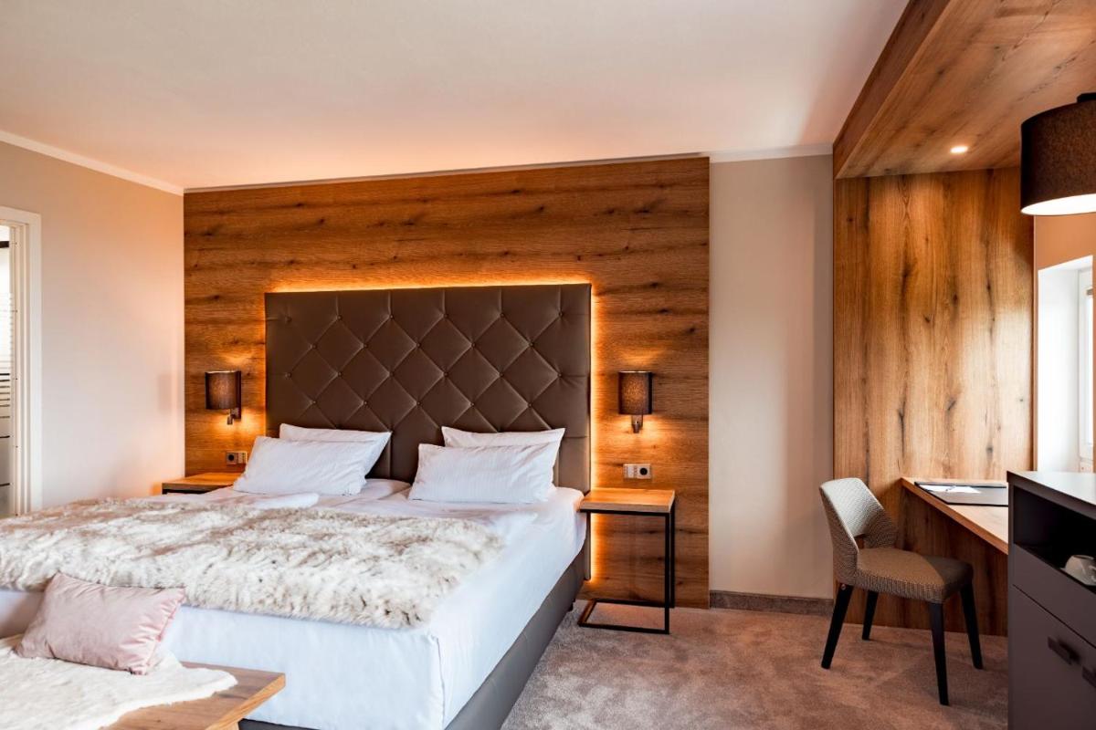 Ein Bett oder Betten in einem Zimmer der Unterkunft Burghotel Staufeneck