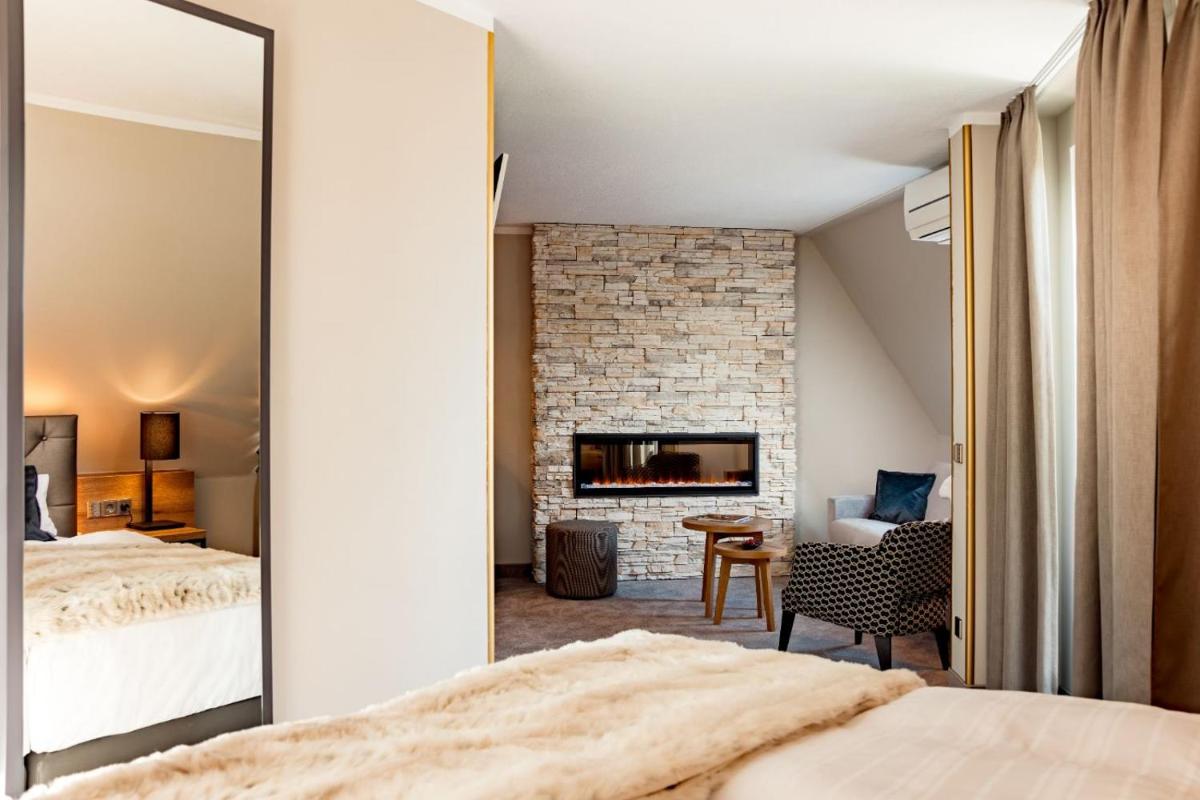 Ein Bett oder Betten in einem Zimmer der Unterkunft Burghotel Staufeneck