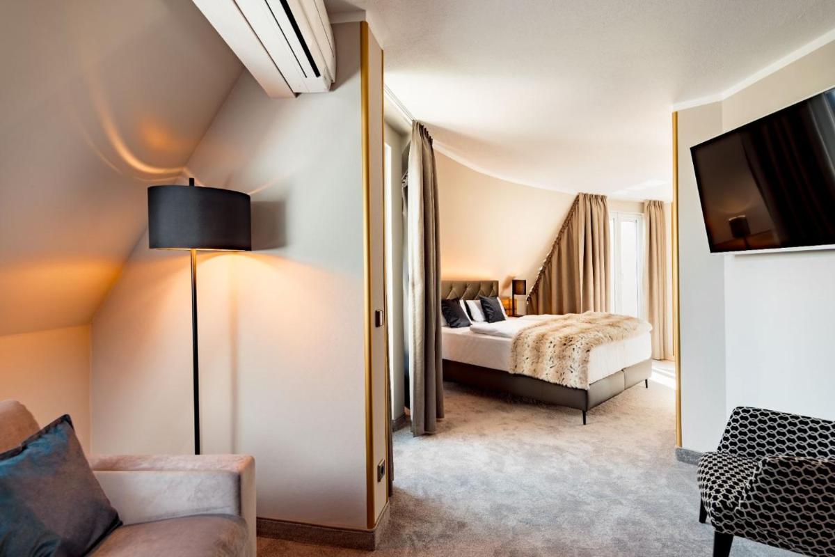 Ein Bett oder Betten in einem Zimmer der Unterkunft Burghotel Staufeneck