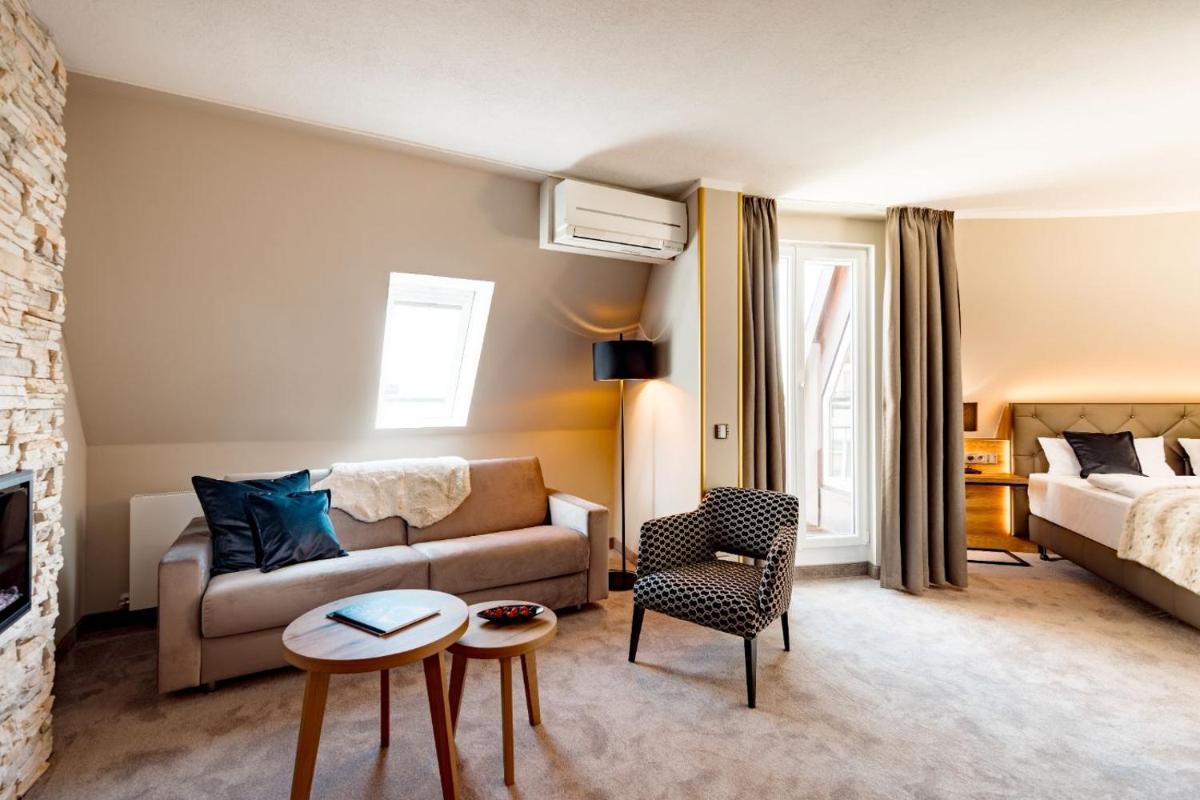 Ein Bett oder Betten in einem Zimmer der Unterkunft Burghotel Staufeneck