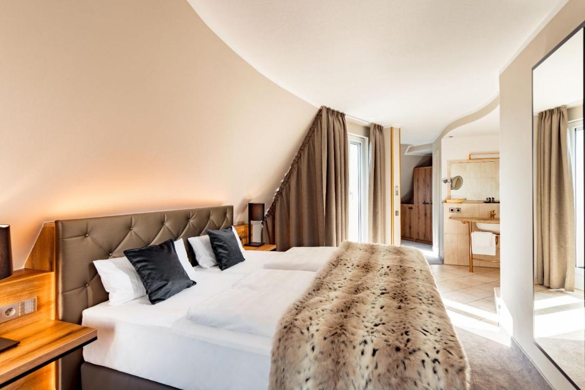 Ein Bett oder Betten in einem Zimmer der Unterkunft Burghotel Staufeneck