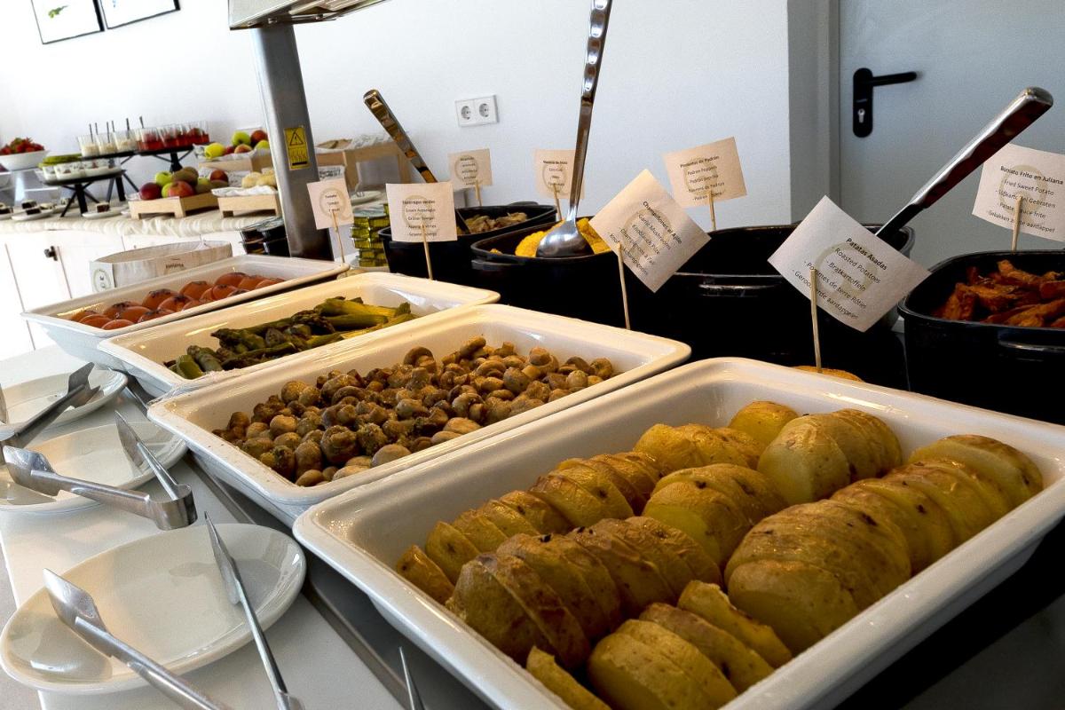 Comida en o cerca de este hotel