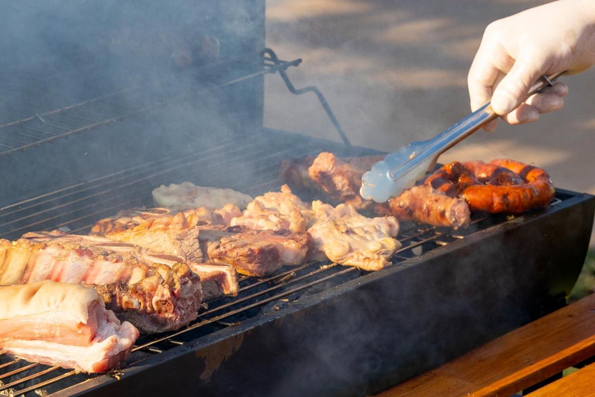 Barbacoa disponible para clientes en el hotel