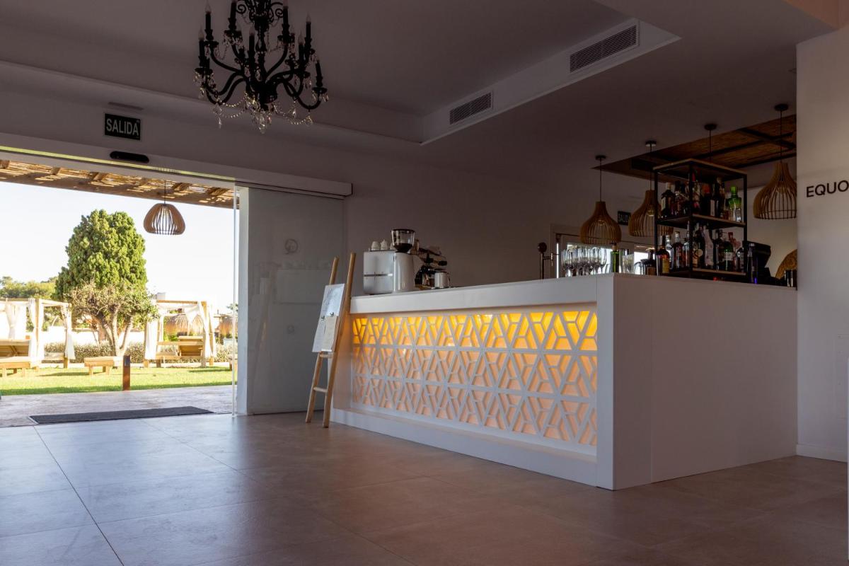 El salón o zona de bar de Eques Petit Resort