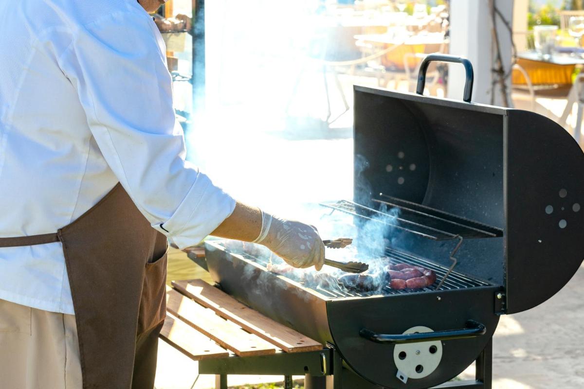 Barbacoa disponible para clientes en el hotel