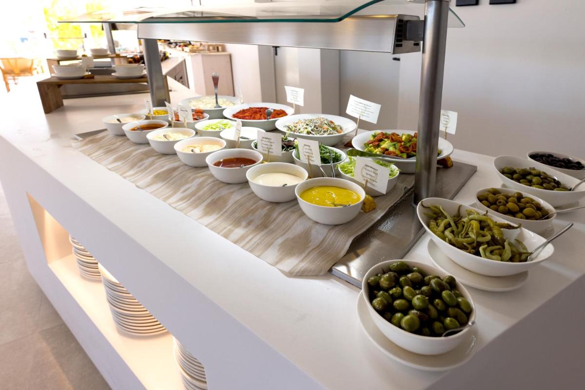 Comida en o cerca de este hotel