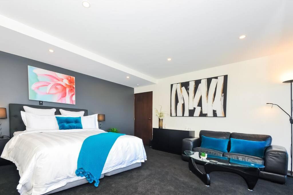 Lovely Apartment- Amazing Lake & Mountain Views - Housity