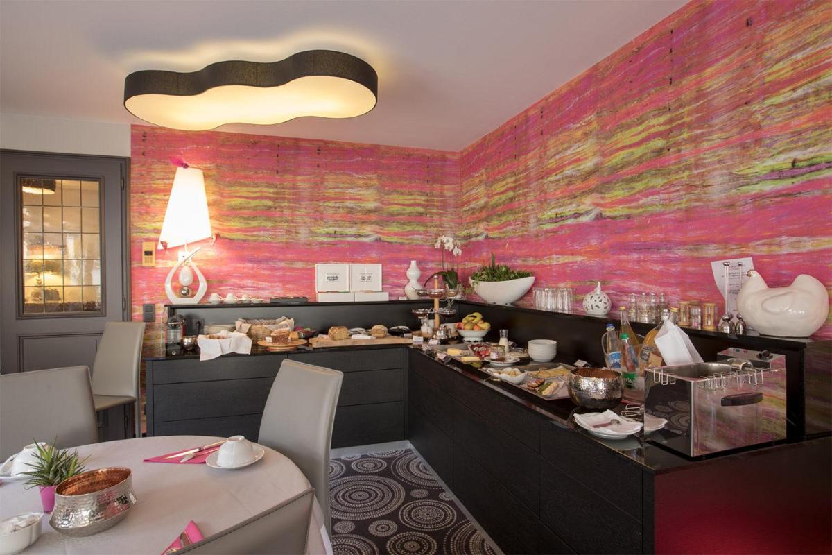 un restaurant avec une table et un mur coloré dans l'établissement Auberge du Cheval Blanc depuis 1785, à Westhalten 13 autres photos