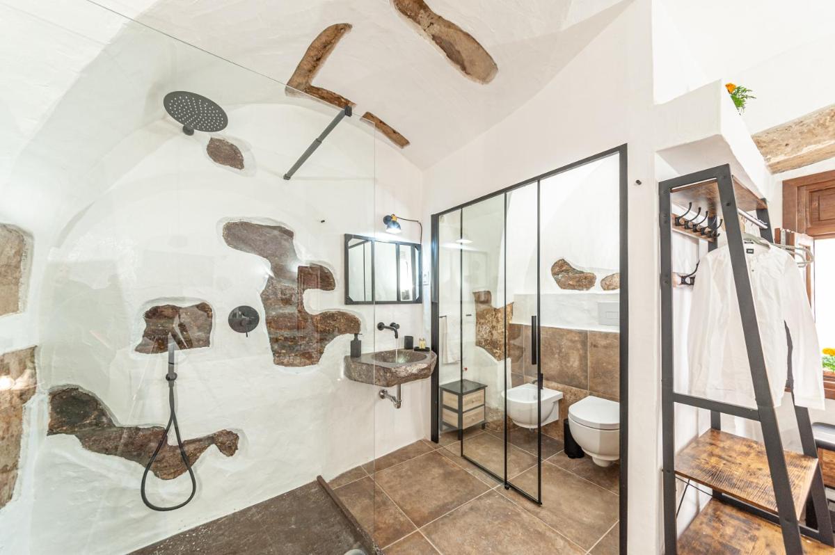 ROMANTIC LOFT WITH JACUZZI IN THE CASTLE - Housity