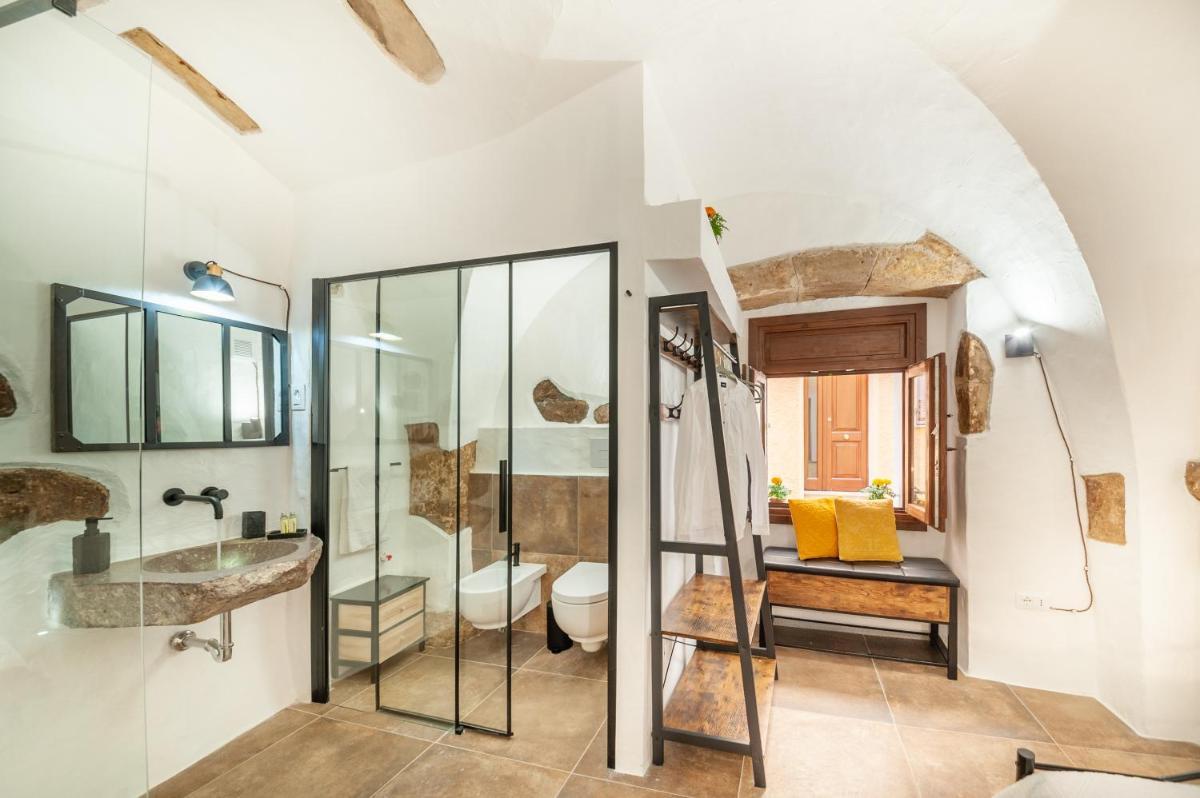 Suitetrails - ROMANTIC LOFT WITH JACUZZI IN THE CASTLE