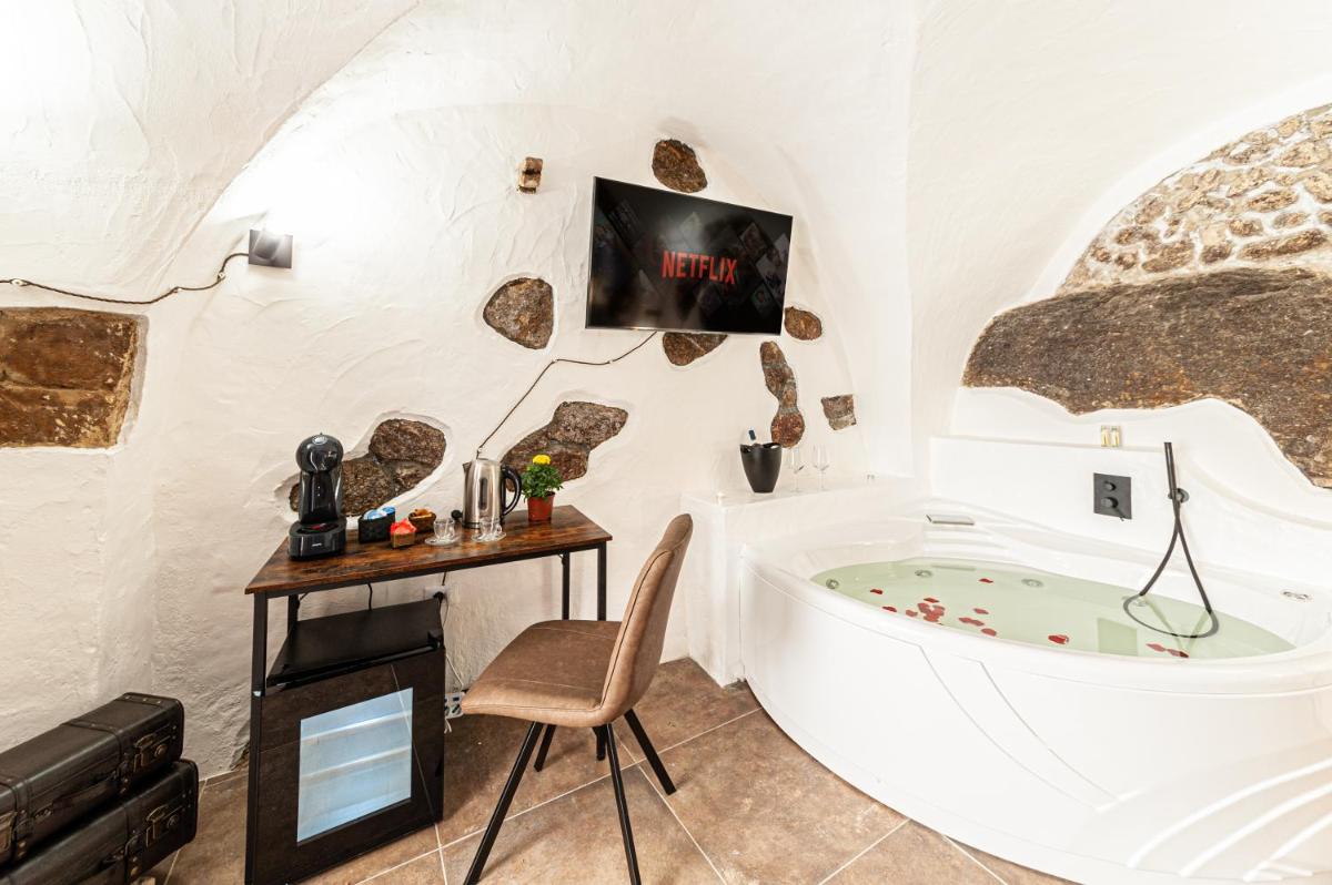 ROMANTIC LOFT WITH JACUZZI IN THE CASTLE - Housity