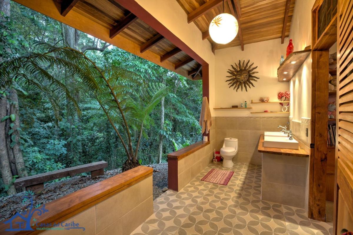 Luxury Villa Macaw Pool House with FiberOp and Oceanviews - Housity