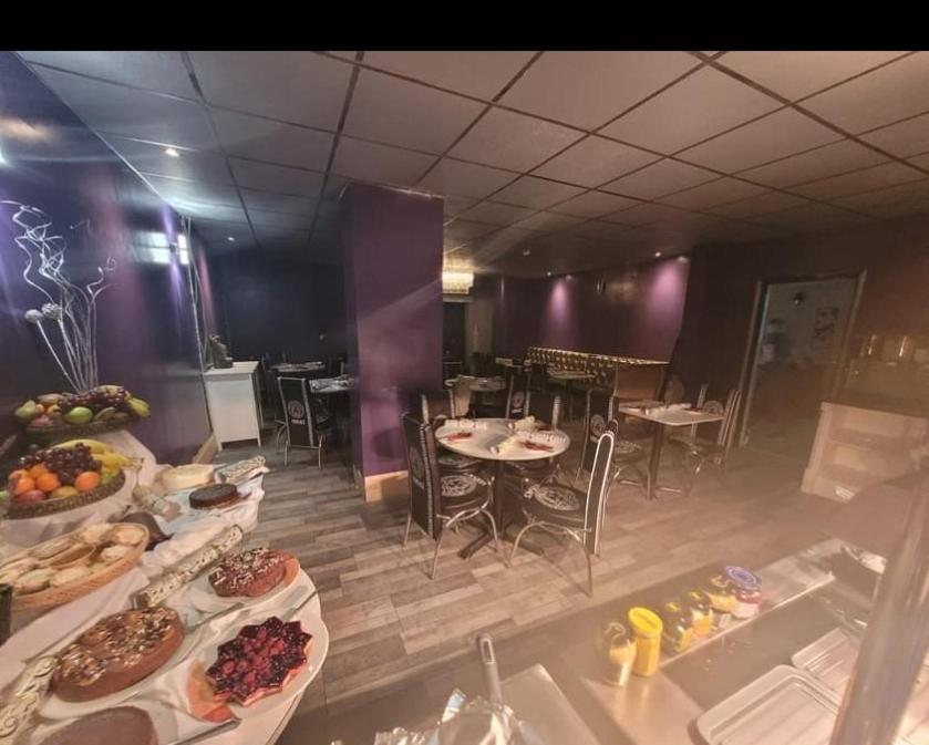 Barrons Hotel - Housity