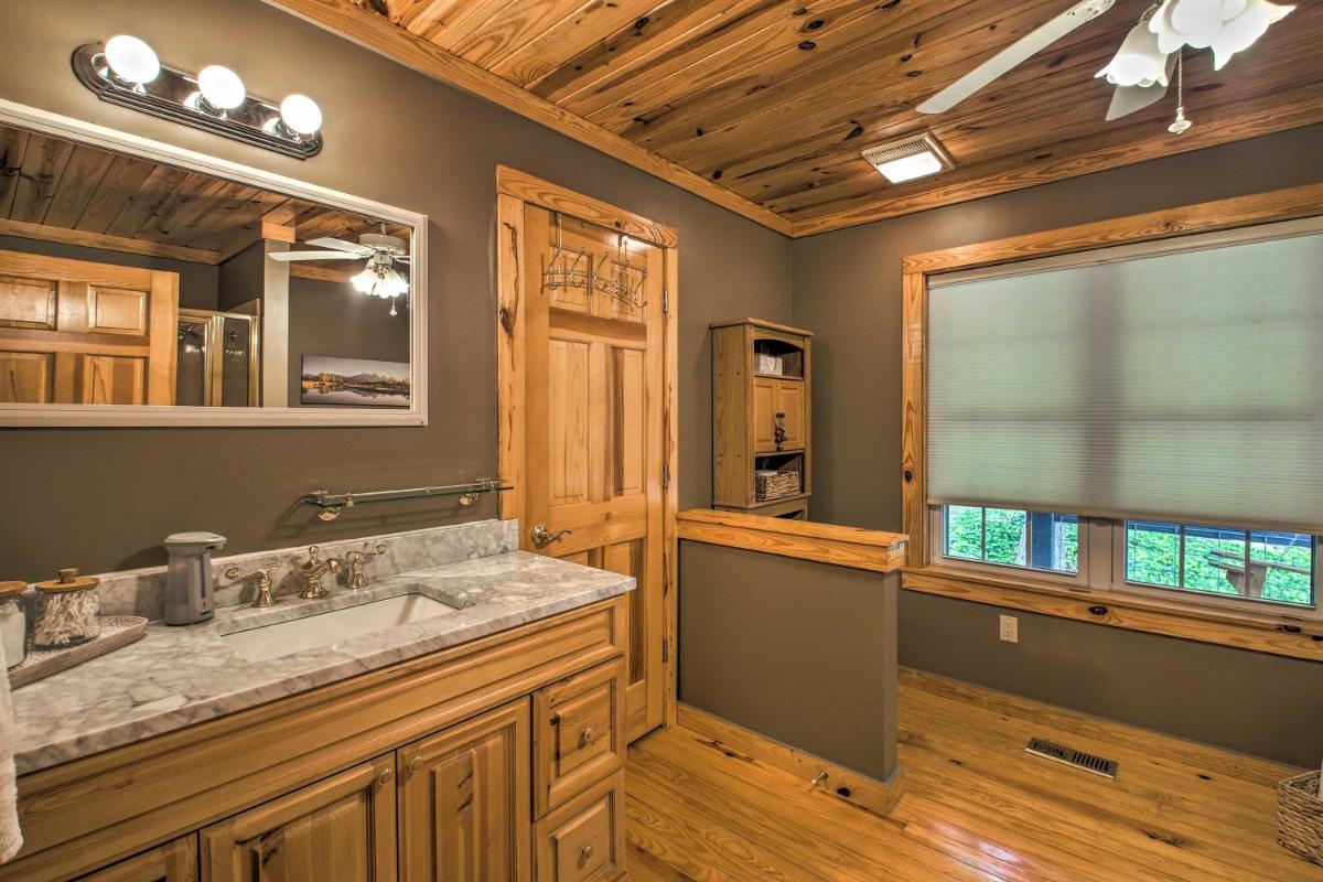 Lakeside Hot Springs Retreat with Kayaks and Boat Dock - Housity