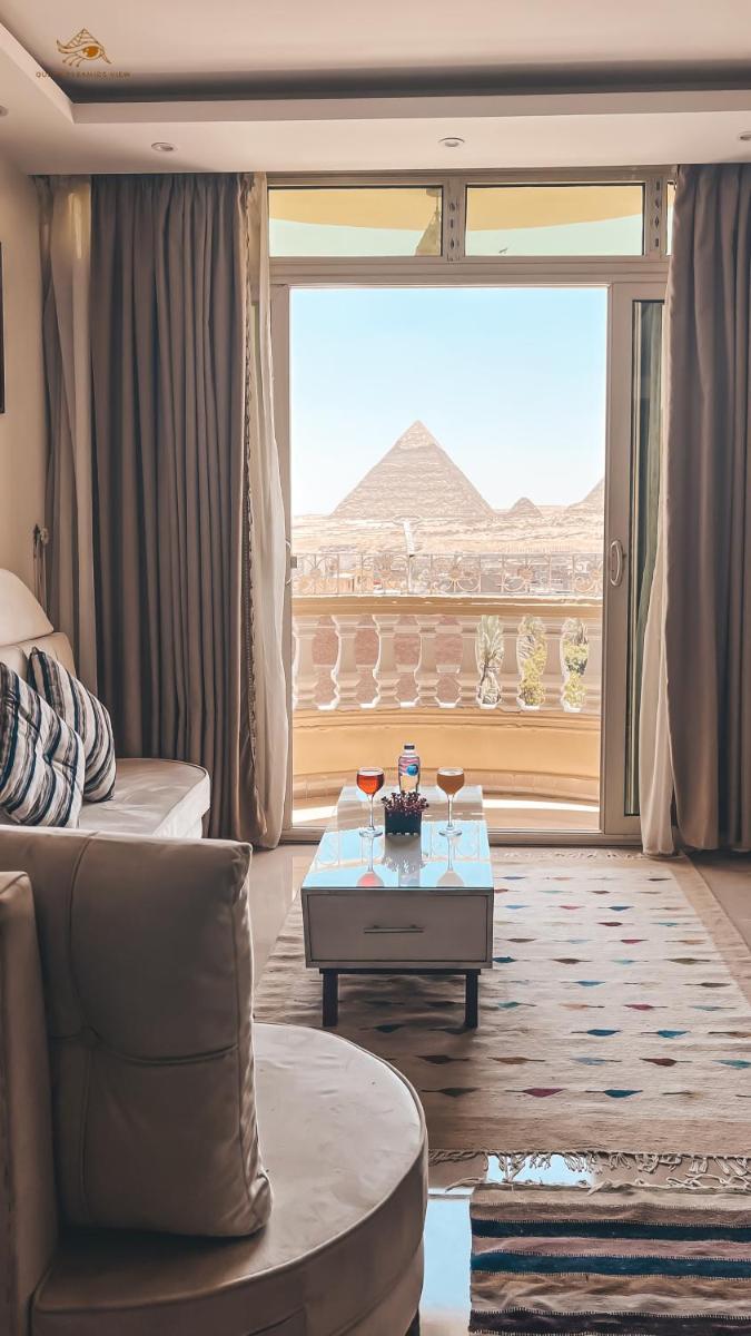 Queen Pyramids View Apartment - Housity